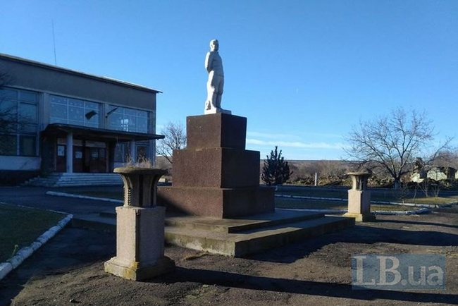 Памятник в селе избежал декоммунизации из-за отсутствия таблички