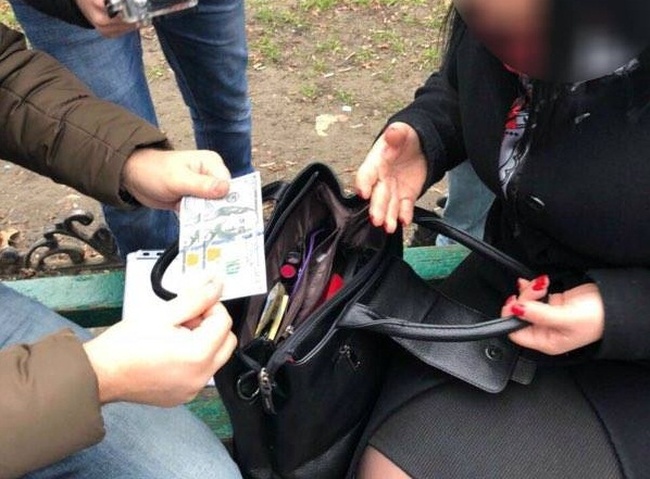 Сотрудницу ЖКС в Одессе подозревают в получении взятки