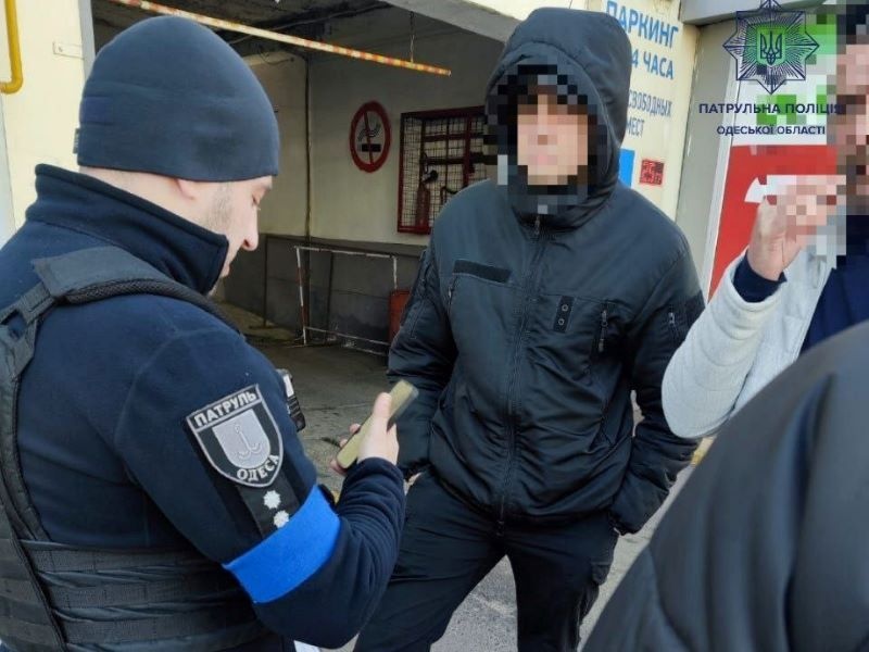 В Одесі затримали чоловіка, який в поліцейській символіці конфліктував з продавцем Привозу