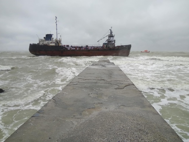 Судовладелец терпящего у берегов Одессы крушение танкера запрещает морякам звать на помощь, - глава ОГА (обновлено)