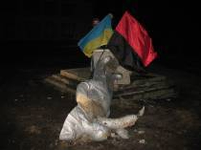 Еще один памятник Ленину упал на севере Одесской области 
