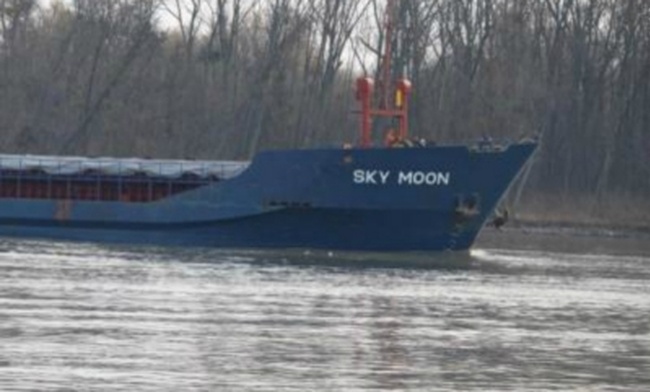Суд отказался возвращать владельцам конфискованное за заходы в Крым судно Sky Moon 