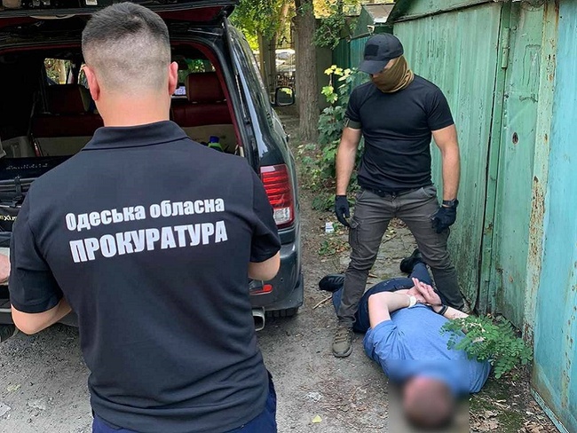 Одеського митника затримали за підозрою у вимагання "данини" в імпортерів