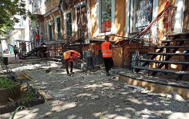 В центрі Одеси з будинку впала частина карнизу (оновлено)