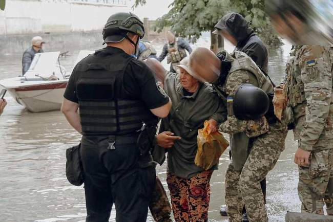 Евакуація під обстрілами на лівобережжі. Фото: Ігор Клименко