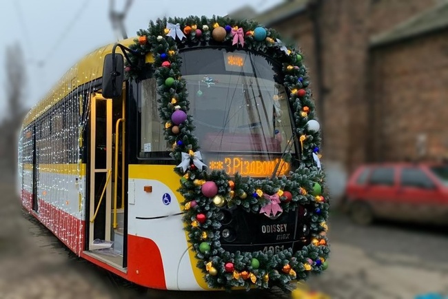 Без пасажирів, але з колядками: в Одесі пройде різдвяний парад трамваїв