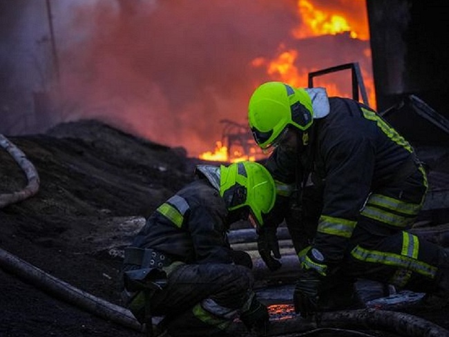 Гасіння пожежі після атаки дронів. Фото: ДСНС в Одеській області