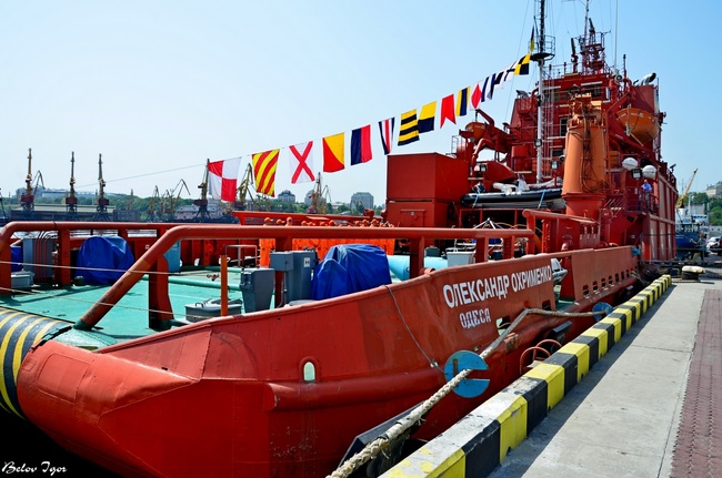 Мининфраструктуры передало ВМС океанское спасательное судно