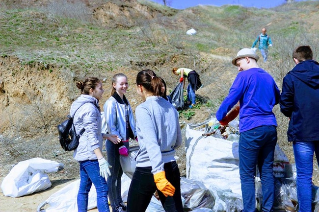 Учеников черноморской школы вывезли убирать мусор на побережье в соседний район в учебное время