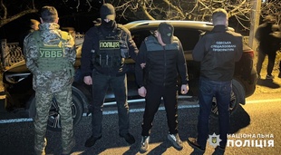 Поліцейські затримали двох жителів Одещини за підозрою в організації ухилянтам "квитків за кордон"