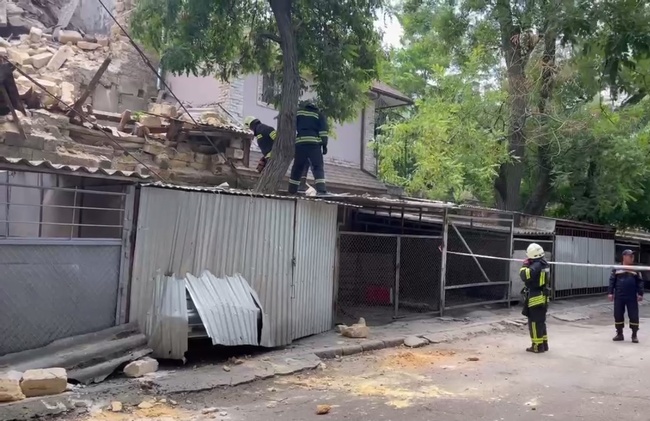 В центрі Одеси розвалилася будівля, а в квартирі на Молдаванці впала стеля вбила жінку (оновлено)