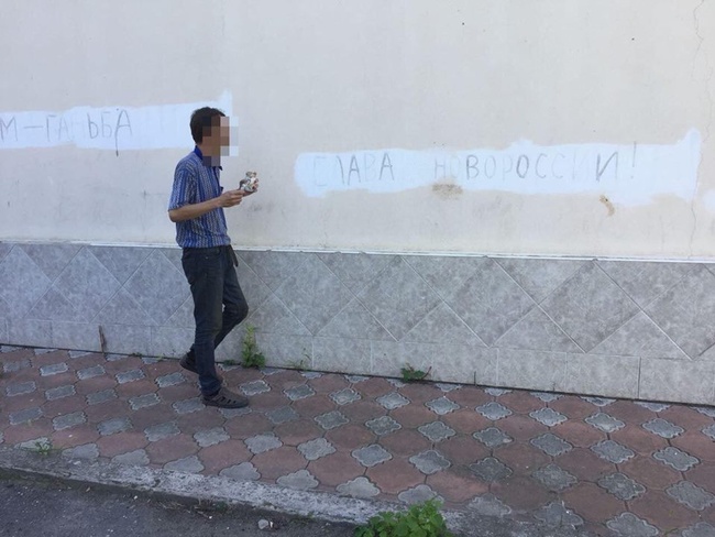 СБУ задержала жителя Саврани, расписывавшего стены агитацией за «ДНР» и «ЛНР»