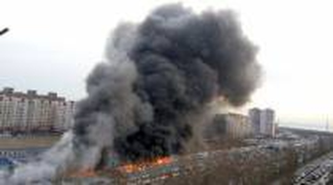 В масштабном пожаре на одесском рынке пострадала женщина