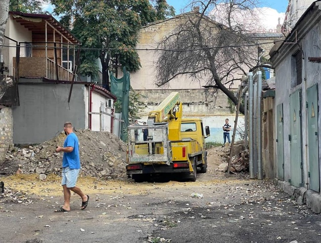 Оштрафований будівельник продовжує зводити нахаббуд в центрі Одеси