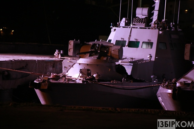Сняли все: поздно ночью Зеленский в Очакове осмотрел то, что осталось от захваченных РФ украинских кораблей