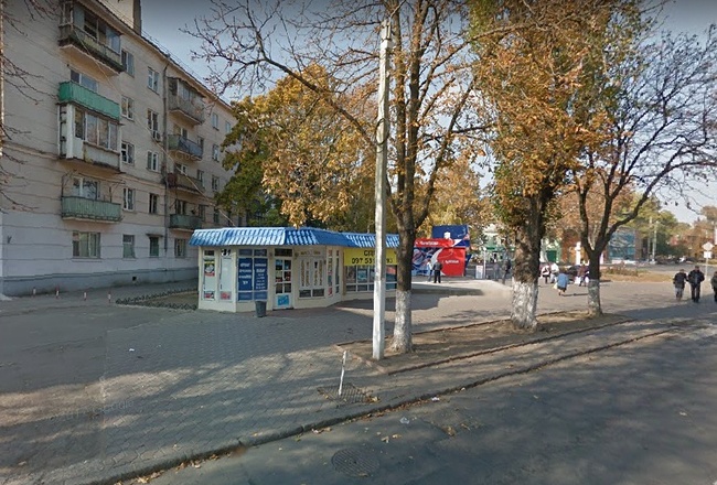 На Молдаванке прямо на тротуаре отводят землю под магазин