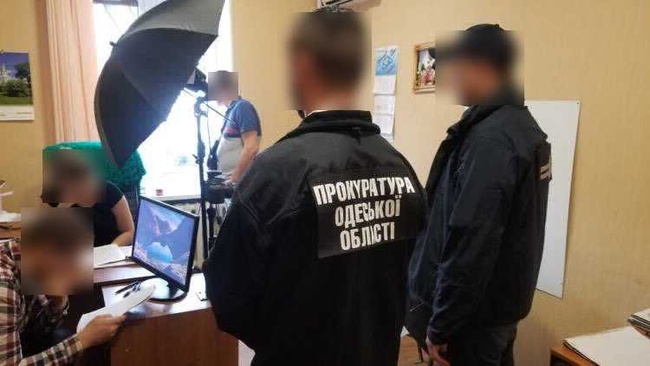 Двох працівників Державної міграційної служби в Одеській області підозрюють у хабарі