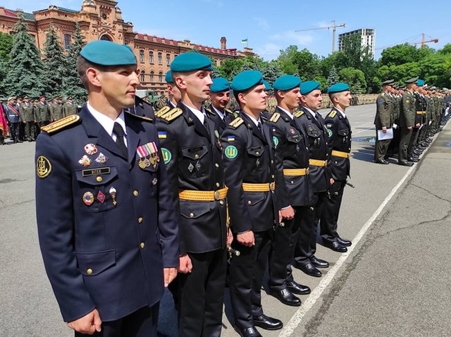 Триста випускників ВІйськової академії в Одесі отримали погони лейтенантів