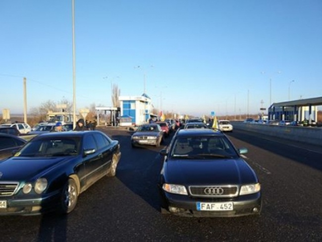 Автомобилисты перекрыли трассу под Одессой ради дешевой растаможки