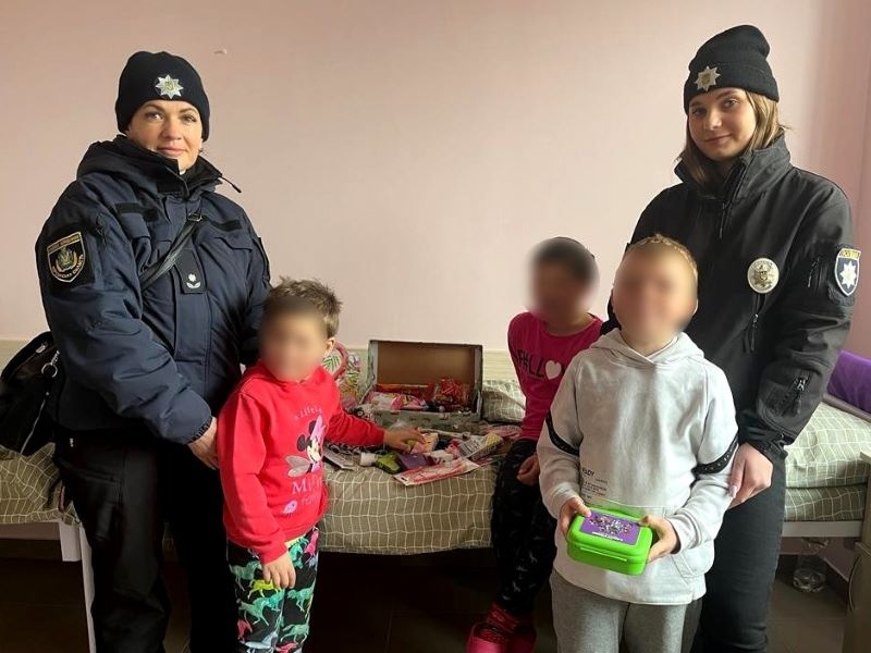 Поліцейські привезли у лікарні Миколаєва подарунки херсонським дітям