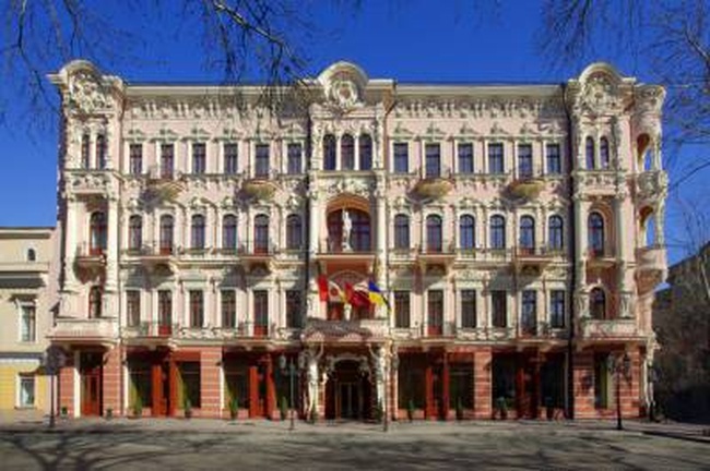 Принадлежащий России банк может забрать за долги гостиницу «Бристоль» в центре Одессы