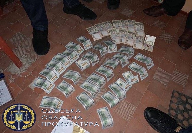 Екскерівника слідчого відділу поліції на Одещині обвинувачують в отриманні 3 тисяч доларів