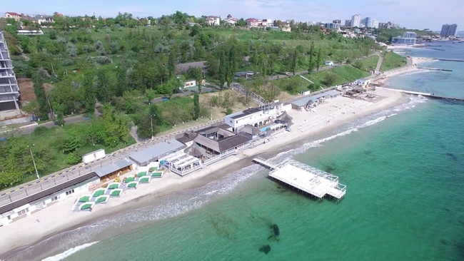 На пляжі 13-ї станції Великого Фонтану знесли кафе за рішенням судів
