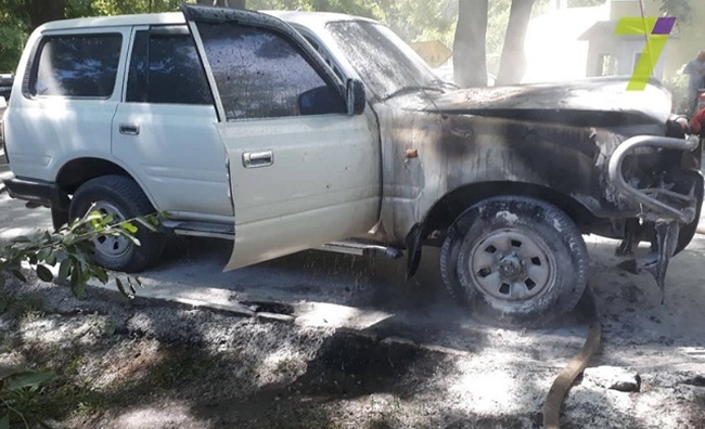 В Одессе горела машина главврача одного из санаториев