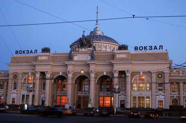 Одесити зможуть подорожувати поїздами, але тільки при наявності масок