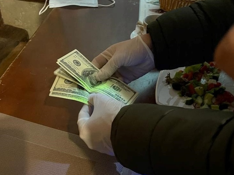 Голову селищної ради на Одещині затримали за підозрою в отриманні тисячі доларів хабаря
