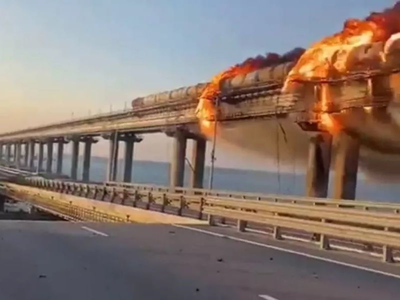На Кримському мосту стався вибух, рух транспорту неможливий (оновлено)
