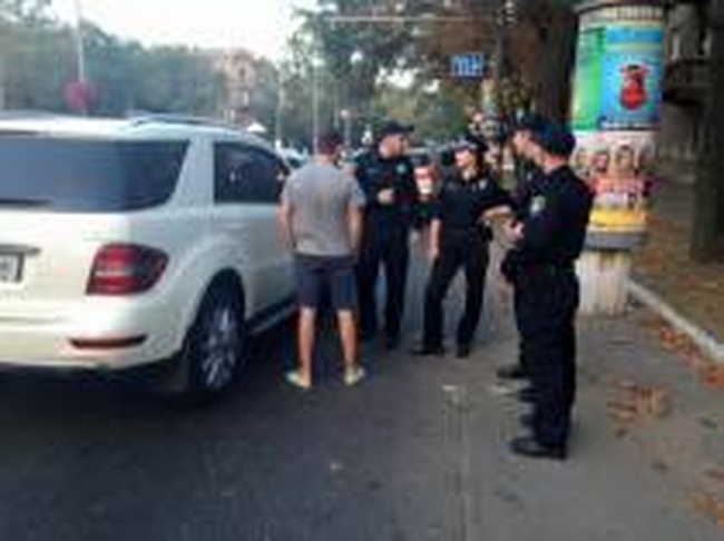 Задержанного за рулем пьяного милиционера уволили, относительно пьяных офицеров ВСУ проводится расследование
