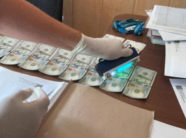 Співробітницю митної служби з Одещини затримали за підозрою у хабарництві