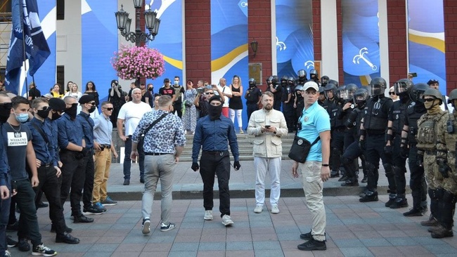 Підозрюваних у нападах на поліцейських в центрі Одесі відправили під домашній арешт