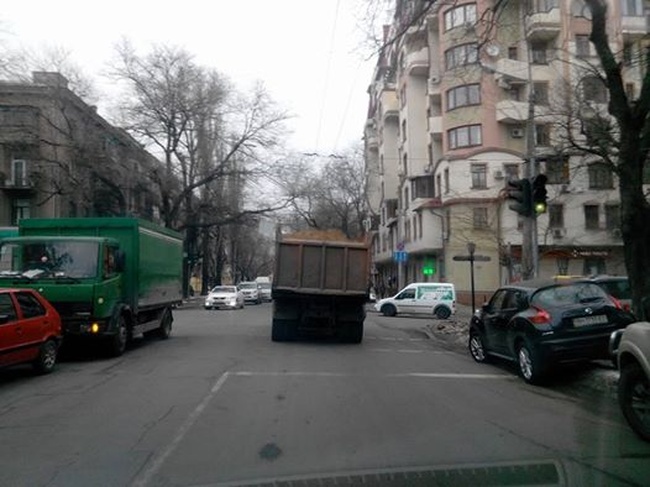 Газоны и немытые борта грузовиков: городской голова рассказал, из-за чего в Одессе грязно