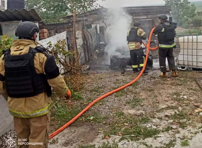 Наслідки обстрілу. Фото: ДСНС України в Херсонській області