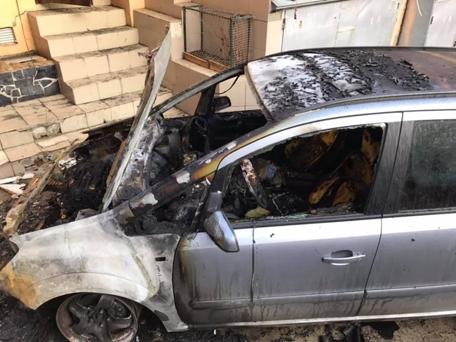 Одесскому краеведу сожгли машину: жильцов дома спасли пожарные