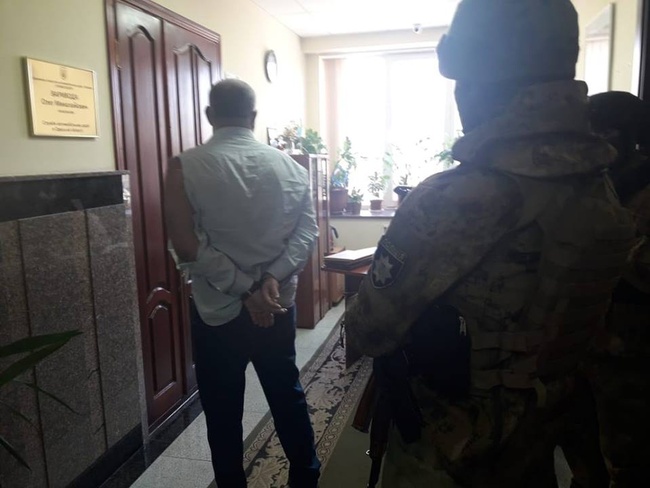 Лидера группы, атаковавшей офис Службы автомобильных дорог в Одесской области, отпустили под обязательство