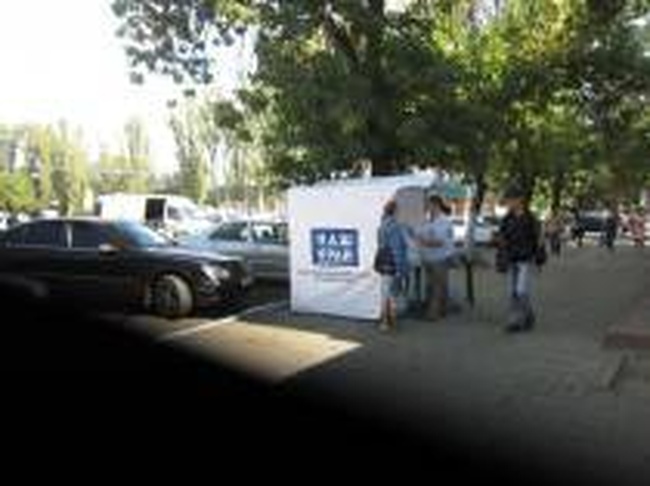 В Татарбунарах партии ставят агитационные палатки и раздают партийные газеты