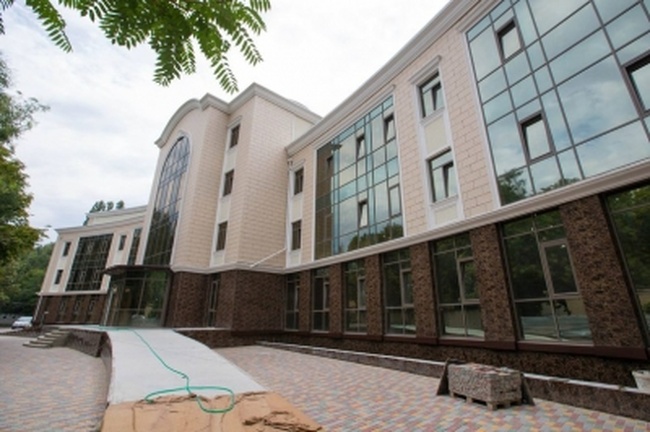 Здание "скорой помощи", на подъезд к которому потратили 30 млн грн бюджетных средств, отдали в аренду частной клинике