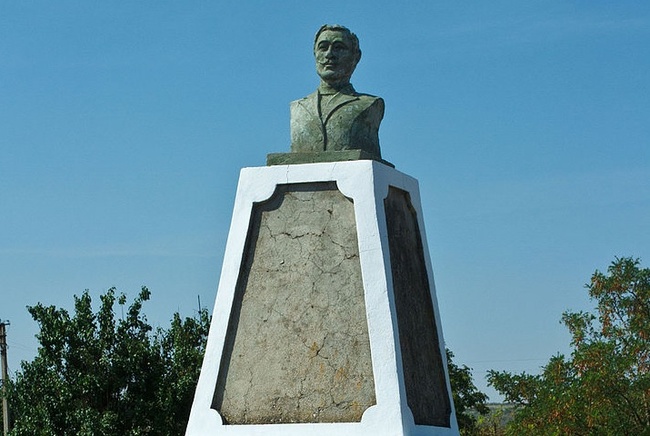 В селе Одесской области снесли памятник бывшему первому главе местного колхоза