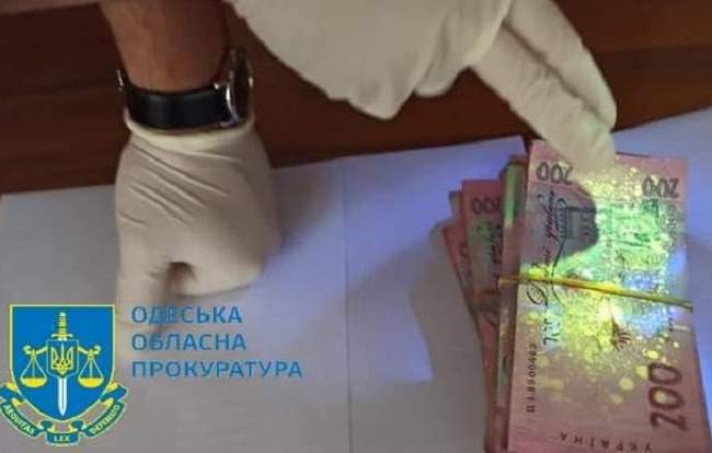 Двох посадовців "Укрзалізниці" підозрюють в одержанні 200 тисяч хабара