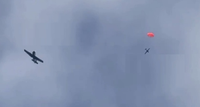 Збитий дрон викинув аварійний парашют та став падати. Фото: соцмережі