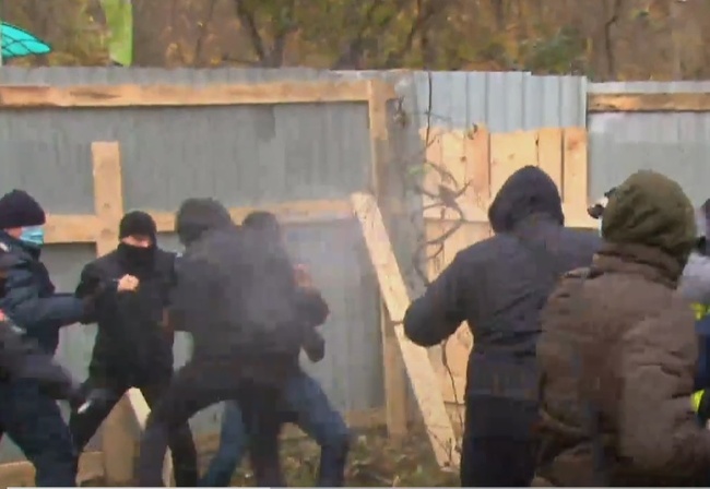 В Одесі активісти побилися з приватними охоронцями через паркан
