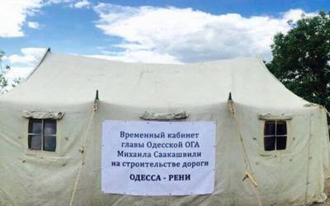 Саакашвили убрал палатку с трассы Одесса-Рени и призвал граждан контролировать рабочих 