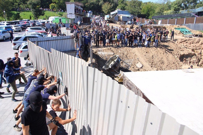 Активисты снова наведались на стройку депутата и снесли забор
