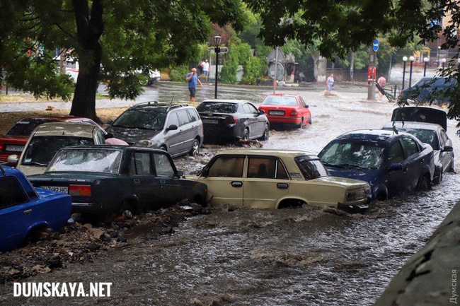 Последствия непогоды: 25 населенных пунктов без света, грязевые фонтаны и провалы на одесских улицах