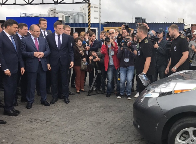Премьер-министр в Одессе побывал на строящейся «взлетке» аэропорта и в новой диспетчерской