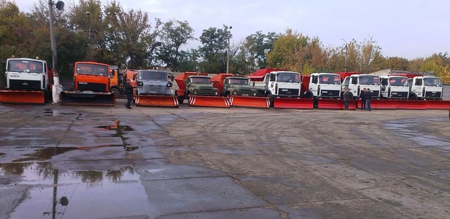 Одесские коммунальщики подготовили для расчищения снега 98 машин и восемь трамваев