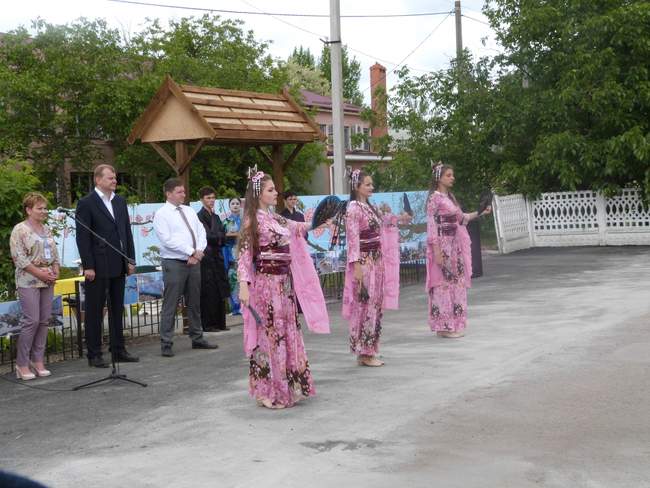 У Доброславі урочисто відкрили "Японський сад" з сакурами, золотими рибками і скульптурами